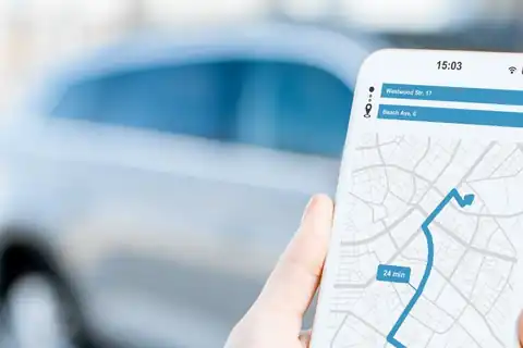 Telefone mostrando o tracking de uma rota de transporte em tempo real